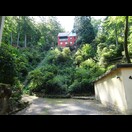 Lastenaufzug zu einem Haus am steilen Ufer